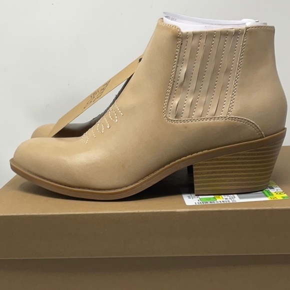 FRYE AND CO. Shoes - NWT Frye & Company Women’s Jude stacked heel booties, size 9.5M